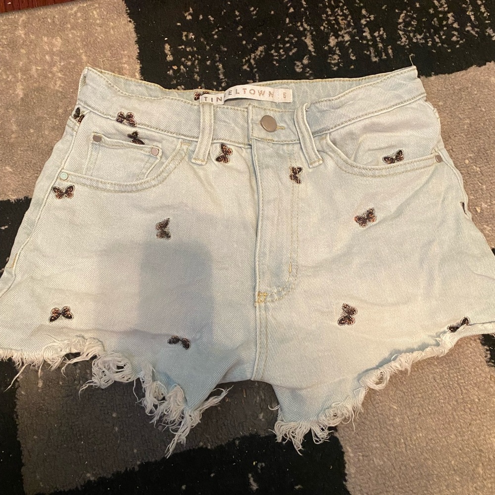 Butterfly embroidered frayed jean shorts